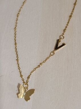 V🦋NEW🦋V PRETTY!! Butterfly Initial V Pendant Necklace In GOLD Plating